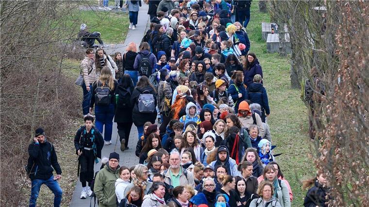 Lange Schlangen am Einlass der Leipziger Buchmesse Laut Messe kommen diesmal ungewöhnlich viele Besucher pünktlich zur Öffnung der Hallen.