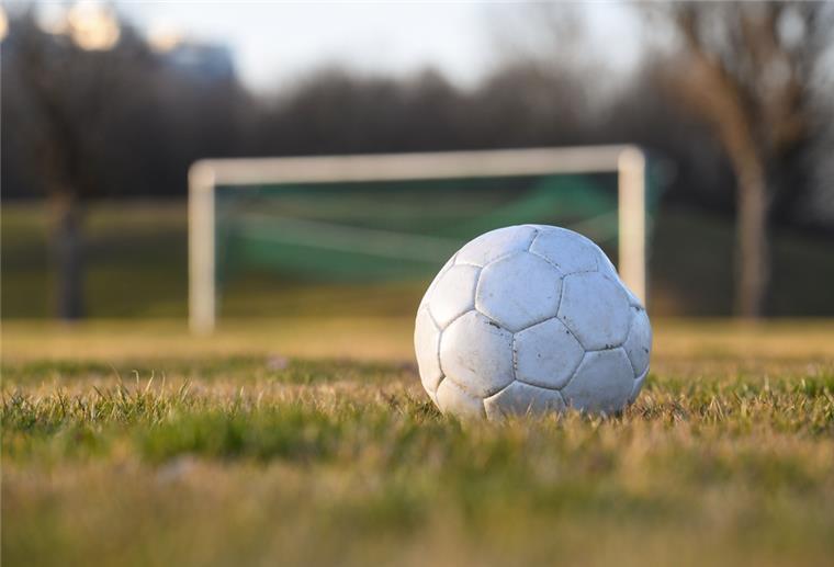 Kreis Osnabrück: Schiedsrichter-Protest gegen Gewalt im Fußball Ein Fußball liegt auf einem Fußballplatz.