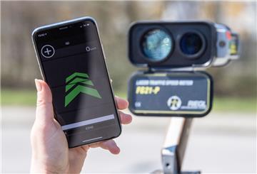 Laut Stiftung Warentest ist es Fahrern eines Autos nicht erlaubt, ein Programm auf dem Handy zu nutzen, das vor Blitzern warnt.