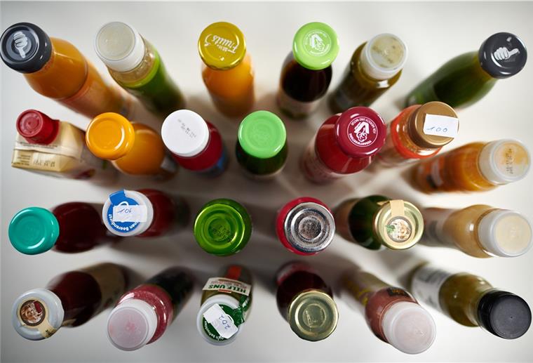 Gesund und lecker? Smoothies im Test Laut Stiftung Warentest trinkt fast jeder Zweite einen Smoothie, um seiner Gesundheit etwas Gutes zu tun. Die flüssigen Snacks enthalten aber auch viel Zucker.