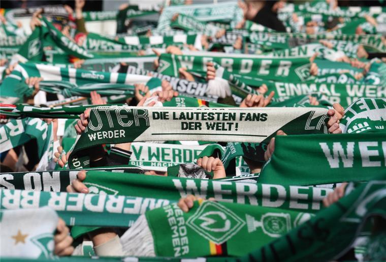 Tausende Werder-Fans stimmen sich auf entscheidendes Spiel ein Lautstark marschierten Werder-Fans durch Bremen.