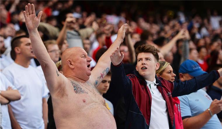 Lautstark sind die englischen Fußball-Fans ja. Aber sie haben nur eine de-facto Hymne und keine offizielle.