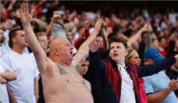 Lautstark sind die englischen Fußball-Fans ja. Aber sie haben nur eine de-facto Hymne und keine offizielle.