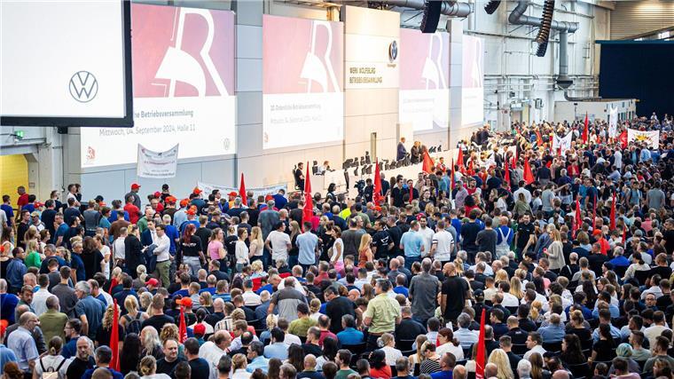 Autoindustrie „im Sturzflug“ - VW-Krise zieht Kreise Lautstarker Protest zu Beginn der Betriebsversammlung.