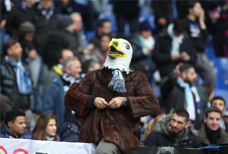 Keine Bühne für Rechtsradikale: Werder sagt Spiel ab Lazio Rom hat auch viele seriöse Fans, die Ultragruppierungen von Lazio sind wiederholt durch faschistische und rassistische Parolen aufgefallen.