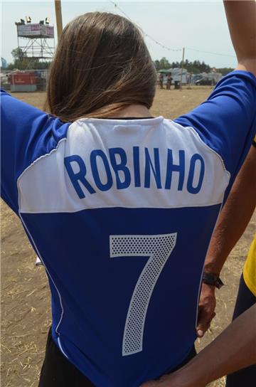 Lea ist stolz auf ihr Robinho-Trikot. Foto: Overschmidt