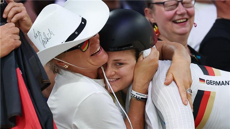 Silber-Coup für Friedrich im Sprint - „Bin mega happy“ Lea Sophie Friedrich wird von ihren Eltern gefeiert.