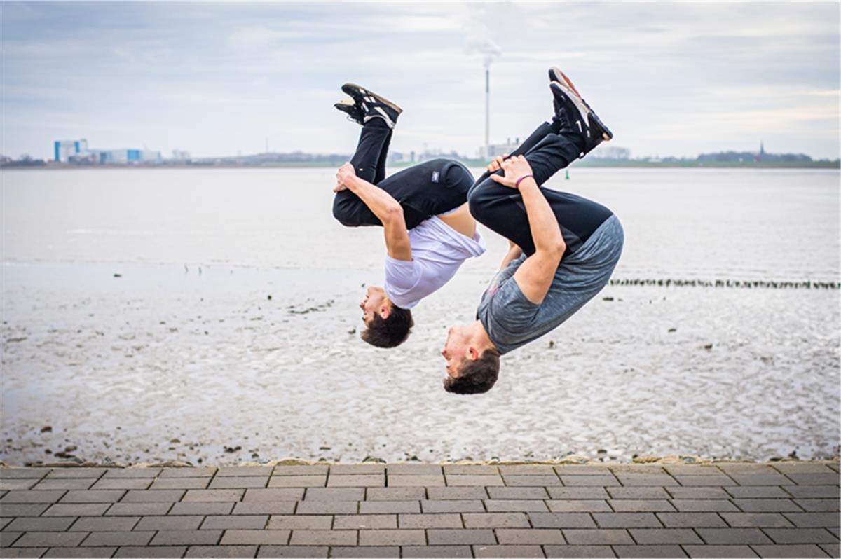 Freerunning: So erkunden Extremsportler Bremerhaven Leandro Veit (18, links) und sein Freund Dominik Lenk (18) trainieren zusammen beim Turn- und Sportzentrum Rotersand.