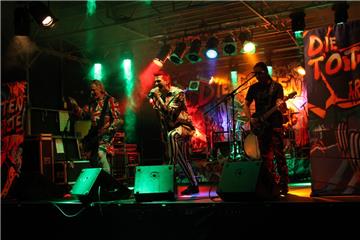 Lebendig schrille Show von den Toten Ärzten.