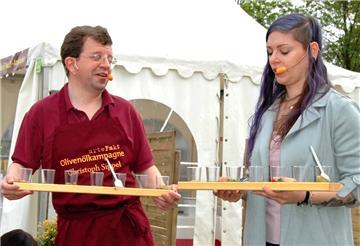 Lebensmittelchemiker und Olivenöl-Sensoriker Christoph Sippel lässt verschiedene Öle verkosten.