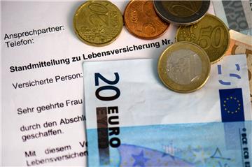Lebensversicherung: Neukunden klassischer Lebensversicherungen müssen sich vom kommenden Jahr an auf einen weiteren Rückgang der garantierten Verzinsung einstellen. Der sogenannte Garantiezins sinkt zum 1. Januar 2017 für neuabgeschlossene Verträge auf 0,9 Prozent - von aktuell noch 1,25 Prozent.