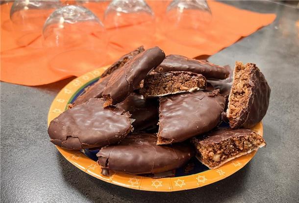 Mehrere Lebkuchen liegen auf einem Teller. 