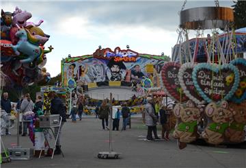 Lebkuchenherzen, Luftballons, Karussells: Der Bruvipark präsentiert sich als typischer Jahrmarkt.