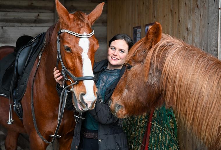 So teuer ist der Reitsport Eine Frau mit zwei Pferden