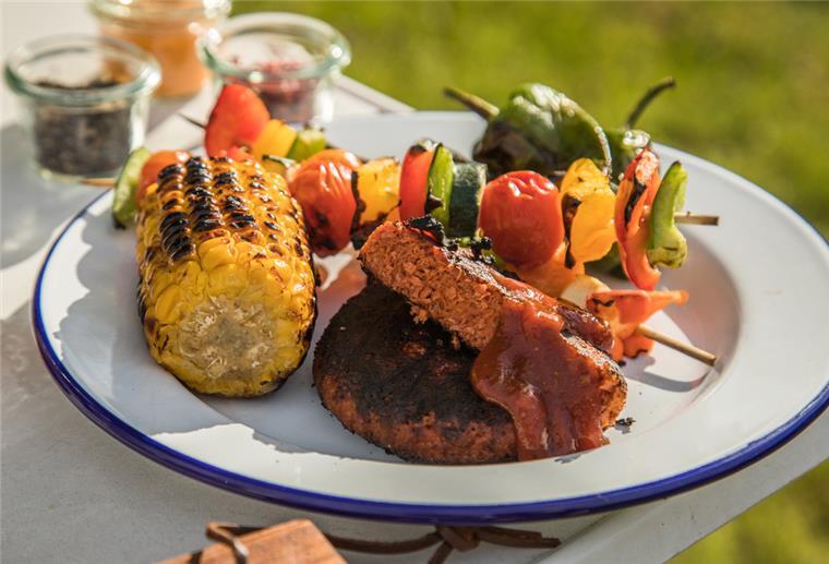 Zutatenliste checken: Veggie-Grillgut enthält oft Zusatzstoffe Lecker, so ein Veggie-Grillteller - vor allem dann, wenn man vorab geprüft hat, dass keine bedenklichen Zusatzstoffe im Grillgut stecken.