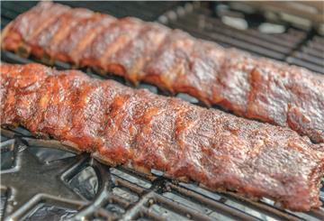 Leckeres Grillgut gibt es an den BBQ-Stationen.