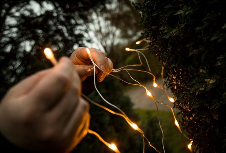 Brandgefahr: Kaputte Glühbirne in Lichterketten austauschen LED-Lichterkette