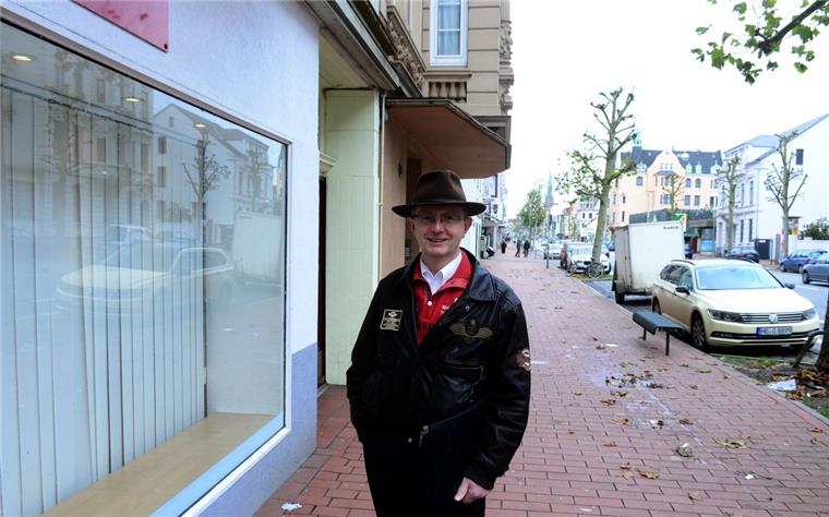 Wie die Hafenstraße in Bremerhaven wieder aufblühen könnte Leer stehende Ladenlokale wie das links von Claus Uhde gibt es viele in der Hafenstraße. Das Vorstandsmitglied des Werbekreises Lehe hat trotzdem noch gut lachen. Er sieht neben negativen nämlich auch positive Entwicklungen für eine der Hauptschlagadern seines Stadtteils. Foto Scheer
