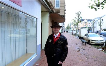Leer stehende Ladenlokale wie das links von Claus Uhde gibt es viele in der Hafenstraße. Das Vorstandsmitglied des Werbekreises Lehe hat trotzdem noch gut lachen. Er sieht neben negativen nämlich auch positive Entwicklungen für eine der Hauptschlagadern seines Stadtteils.  Foto Scheer