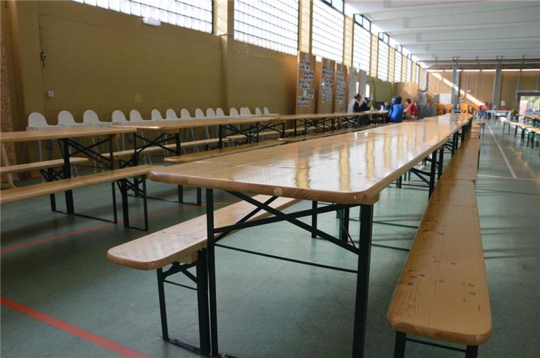 Zahl der Flüchtlinge im Cuxland rückläufig Leere Bänke in der Notunterkunft in Altenwalde: Die Zahl der Flüchtlinge, die in den Landkreis Cuxhaven kommen, ist rückläufig.