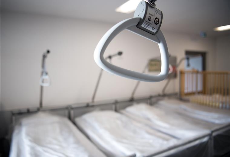 Ärzte schlagen Alarm: Herzinfarkt-Patienten meiden Kliniken Leere Betten in den Kliniken - wegen der Coronakrise gilt es, planbare Eingriffe zu verschieben. Jetzt appellieren Mediziner, dass aber Patienten mit ernsthaften Beschwerden die Kliniken keinesfalls meiden sollten.