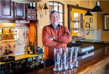 Leere Gläser, keine Gäste: Das Brauhaus von Olaf Schlichting in Neuhaus/Oste ist zwangsgeschlossen. Hilfen gab es keine.
