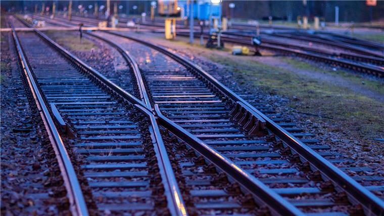 Fahrplanänderungen: Kritik an geplanten Bahnmaßnahmen Leere Gleise am Bahnhof Schwerin. Großbaustellen sollen bald für erhebliche Zugausfälle sorgen.