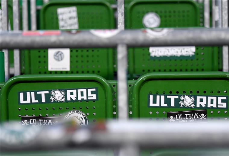 Bremens Ex-Verteidiger Prödl: Werder braucht „ein Wunder“ Leere Klappsitze im Stadion - aber auf dem Rasen rollt der Ball wieder.