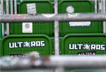 Leere Klappsitze im Stadion - aber auf dem Rasen rollt der Ball wieder.