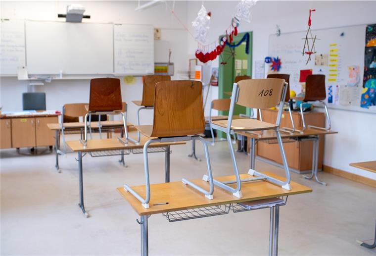 Leere Klassenzimmer gibt es in ganz Deutschland. Nur in Niedersachsen findet ein Teil des Unterrichts weiterhin vor Ort statt.