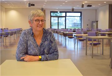 Leere Stuhlreihen: In Zeiten der Pandemie findet Lehre vornehmlich online statt. Rektorin Dr. Karin Vosseberg präferiert trotz der Fortschritte im digitalen Bereich die Präsenzhochschule. 