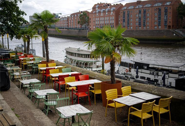 Verregneter Sommer verschärft Sorgen der Gastronomen in Bremen Leere Tische im Außenbereich eines Restaurants.