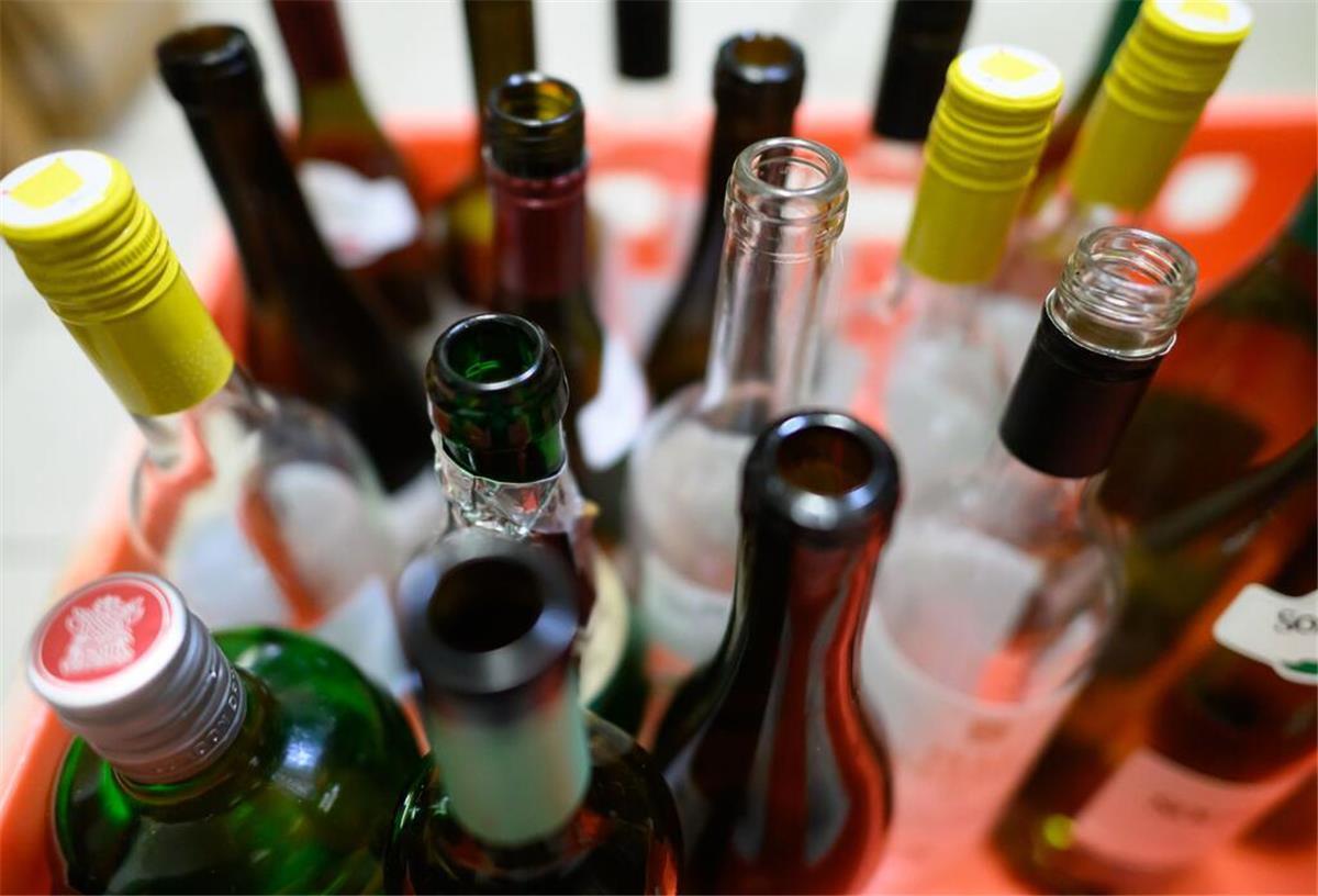 WHO warnt: Alkohol erhöht Krebsgefahr auch bei kleinen Mengen Leere Alkoholflaschen