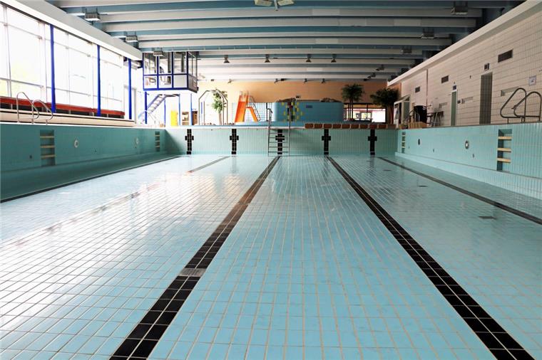 Leergepumpte Becken sind bei der sommerlichen Revision des Aquafit ein normaler Anblick. Die Fotos, die Gutachter Christian Bär von den zahlreichen Schwachstellen, vor allem in den Katakomben des Gebäudes, gezeigt hat, bezeichnet SPD-Sprecher Michael Solty als erschütternd. Deshalb plädieren die Sozialdemokraten – wie der Samtgemeinde-Bürgermeister – für ein neues Hallenbad.