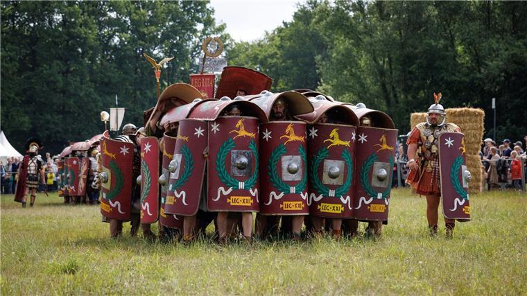 Mehr als 300 Darsteller bei Römer- und Germanentagen Legionärsdarsteller zeigen bei den Römer- und Germanentagen die „Schildkröte“, eine Gruppen-Gefechtsposition.