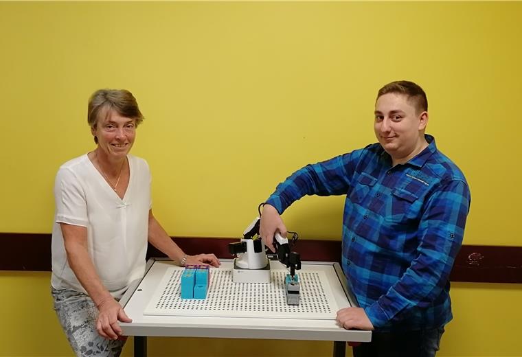 Lehrerin Birgit Anders und Schüler Christian Henke testen den Roboterarm, der im Unterrricht zum Einsatz kommt. Foto Privat