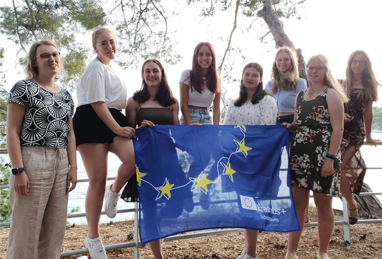 Gymnasium Nordenham: Projektarbeit auf paradiesischer Insel Lehrerin Jennifer Wiedenhöfer (von links), die Teilnehmerinnen Hannah Stöver, Leonie Wieting, Jelke Freese, Sarah Trütgen, Mayra Willma, Emma Bartels und Lehrerin Sabrina Pargmann waren nun im Rahmen des Erasmus+-Programms auf der kroatischen Insel Brac.