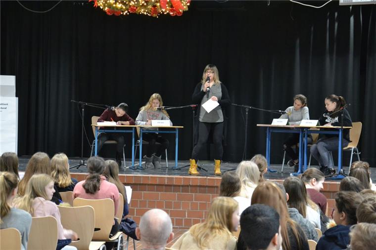In der Aula des St.-Viti-Gymnasiums zählen allein die Argumente Lehrerin Sabine Bärje moderierte die beiden Durchgänge des Schulentscheids im Wettbewerb „Jugend debattiert“ an und erläuterte dem Schüler- und Lehrerpublikum den Ablauf der Veranstaltung in der Aula des St.-Viti-Gymnasiums.