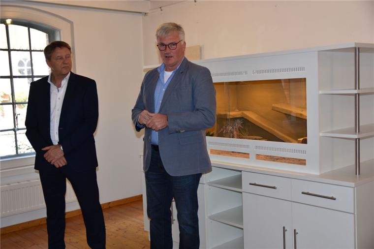 Sittensen: Junge Tischler zeigen, was sie können Lehrlingswart Bernd Tomforde (links) und Sittensens Bürgermeister Diedrich Höyns eröffneten die Ausstellung mit den Gesellenstücken junger Tischler in der Sittenser Wassermühle.