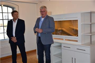 Lehrlingswart Bernd Tomforde (links) und Sittensens Bürgermeister Diedrich Höyns eröffneten die Ausstellung mit den Gesellenstücken junger Tischler in der Sittenser Wassermühle. 