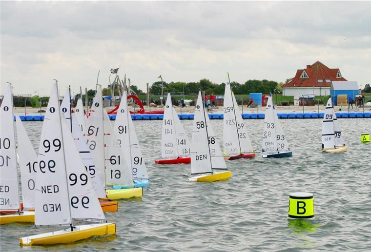 Miniyachten in der Nordsee-Lagune Leicht, schnell, wendig: Die Miniyachten der IOM-Klasse erfreuen sich großer Beliebtheit. Am Wochenende sind sie wieder in der Nordsee-Lagune in Burhave zu sehen.