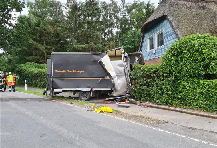 Brake: Transporter prallt gegen Baum Leicht verletzt wurde der Fahrer dieses Transporters, der in Norderfeld verunglückte. Dabei wurde der Tank des Wagens aufgerissen.