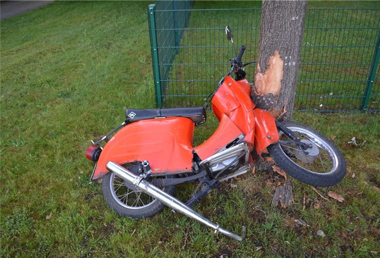 Bei Fintel: 17-Jähriger kracht nach Feier gegen Baum Leichte Verletzungen zog sich ein 17-Jähriger zu, als er mit seinem Kleinkraftrad gegen einen Baum prallte. Der Jugendliche war laut Polizei angetrunken.