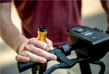 Leichtes Fahrzeug und leicht einen sitzen? Nein, auf E-Tretrollern gelten die gleichen Alkohol- und Drogenbestimmungen wie beim Auto.
