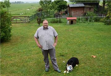 Leif Penner aus Seefeld macht bei der 16. Staffel von "Bauer sucht Frau" mit. Neben der Hündin Luna leben noch zahlreiche weitere Tiere auf dem Grundstück des Hobby-Landwirts.