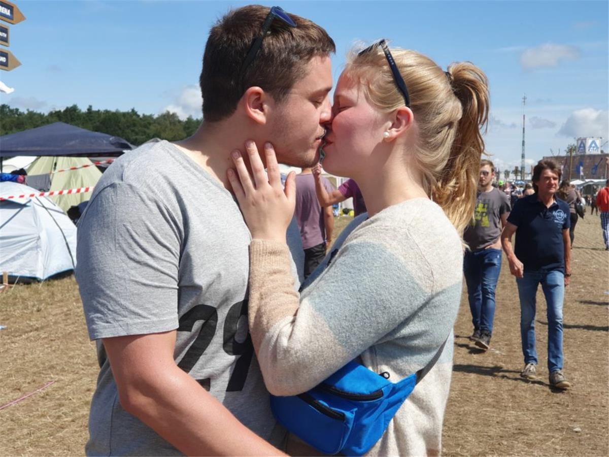 Verliebt auf dem Deichbrand Leif und Laura haben sich vor einem Jahr auf dem Deichbrand-Festival ineinander verliebt. Jetzt sind sie als Paar zurück gekommen.