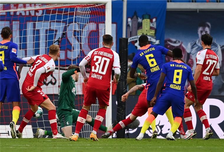 RB Leipzig: Ein glanzloser Pflichtsieg Leipzig geht in Führung: Ibrahima Konaté (3.von rechts) erzielt das 1:0 gegen den SC Freiburg.