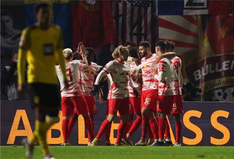 Bundesliga: Bayern-Verfolger Dortmund fällt zurück Leipzigs Spieler feiern das 2:1.