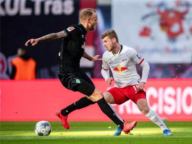 Werder Bremen: Kevin Vogt am Knie verletzt – längerer Ausfall droht Leipzigs Timo Werner (rechts) lässt Kevin Vogt von Werder Bremen in Leere laufen.