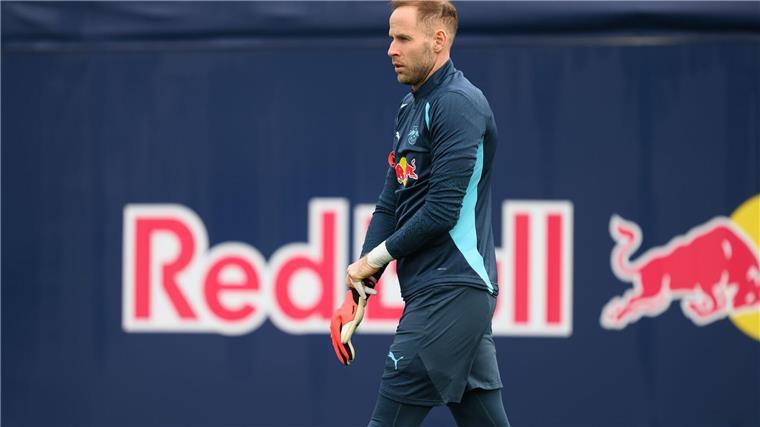 Rose als Celtic-Fan - Baumgartner fordert gute Abläufe Leipzigs Torhüter Péter Gulácsi im Training auf dem Platz. Er kann in Glasgow spielen.
